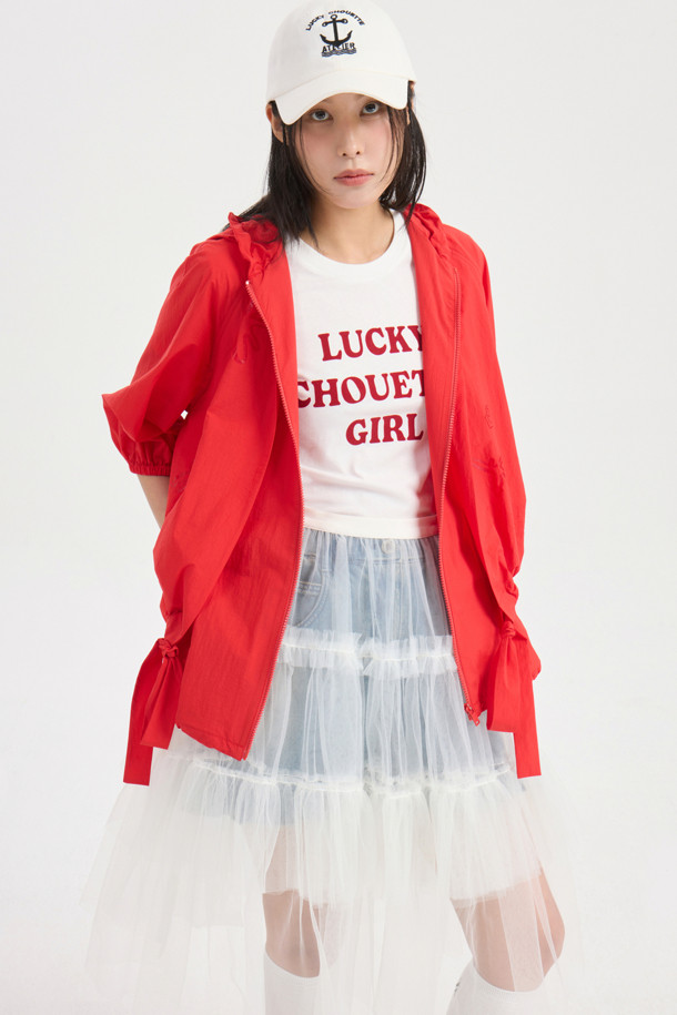 See-through Mesh Banding Skirt (white)는 여성용으로, 가볍고 시원한 착용감의 미디 기장 스커트입니다. 얇은 두께감의 화이트 컬러 메쉬 소재와 허리 밴딩, 볼륨감 있는 프릴 디테일이 특징이며, 시스루 디자인으로 레이어드하여 다양한 스타일을 연출할 수 있습니다. 사계절 내내 유니크한 스타일을 연출하고 싶은 분들께 추천하는 아이템입니다.
