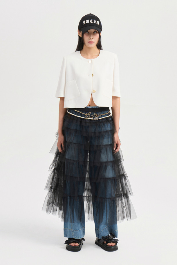 부드러운 메쉬 소재로 제작된 Frill Mesh Banding 롱 스커트(블랙)는 페미닌하고 유니크한 무드를 연출합니다. 허리 밴딩과 맥시 기장으로 편안한 착용감을 선사하며 A라인, 루즈핏 디자인으로 자연스러운 실루엣을 완성합니다. 풍성한 볼륨감을 더하는 프릴 디테일이 돋보이는 데일리 롱 스커트입니다.
