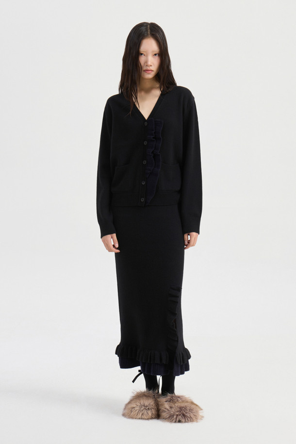 블랙 프릴 롱 니트 스커트는 가을, 겨울 시즌에 어울리는 여성용 스커트입니다. 울, 캐시미어, 나일론 혼방의 부드러운 소재와 두꺼운 두께감으로 따뜻하고 포근한 착용감을 선사합니다. A라인 핏에 허리 밴딩, 사이드 트임, 러플 디테일이 더해져 엘레강스한 무드를 연출하며, 데이트룩, 모임룩, 오피스룩 등 다양한 TPO에 활용 가능합니다. 미니멀, 클래식, 시크 스타일을 즐겨 입는 분들께 추천하며, 세트 상품으로도 연출할 수 있습니다. 맥시 기장으로 우아함을 더해줍니다.
