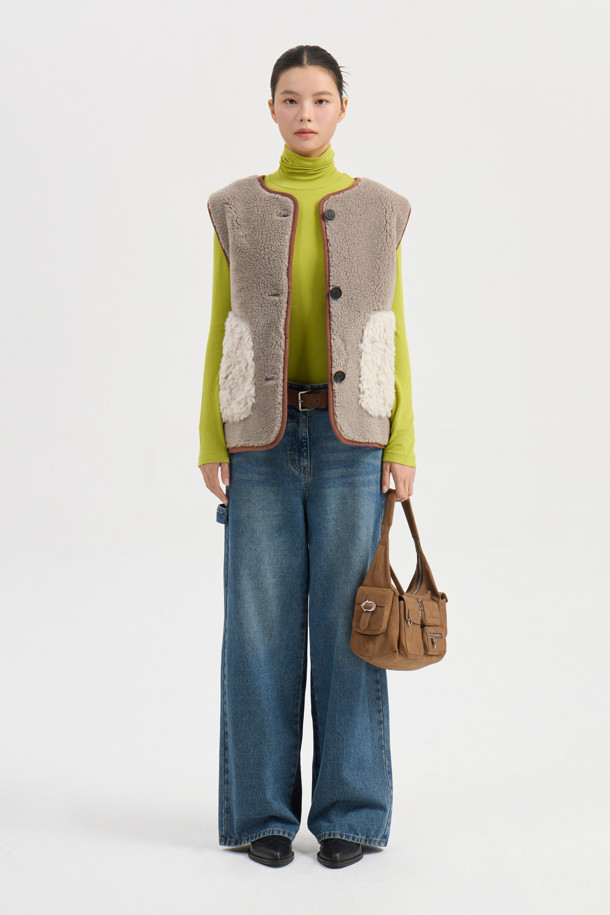 "Re-Order" 라운드 넥 페이크 퍼 머스탱 베스트 (다크 베이지)는 부드러운 페이크 퍼와 스웨이드 소재로 제작되어 포근한 착용감을 선사합니다. 숏 기장에 힙을 살짝 덮는 기장감으로, 캐주얼과 스트릿 스타일을 넘나들며 다양한 룩에 활용하기 좋습니다. 안감은 플리스, 두꺼운 두께감으로 가을, 겨울 시즌 따뜻하게 입을 수 있으며, 아웃포켓과 소뿔 단추, 후드 디자인으로 포인트를 더했습니다. 여유로운 핏과 민소매 디자인으로 활동성을 높여 겨울 데일리룩, 동네 마실룩, 산책룩에 편안하게 매치할 수 있습니다.
