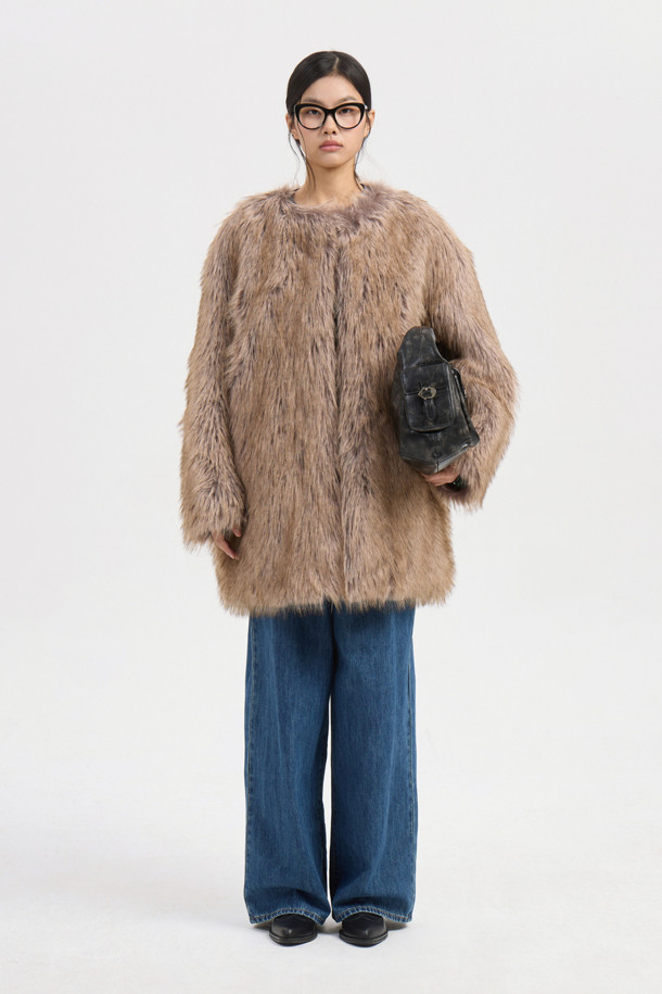 Fake Fox 노 칼라 코트 (브라운)는 부드러운 페이크 퍼와 페이크 폭스 소재로 제작되어 포근한 착용감을 선사합니다. 무릎 기장의 오버핏 디자인으로, 스타일리시하면서도 유니크한 분위기를 연출하며, 노 칼라 타입의 캐스카 여밈 방식으로 편안하게 착용할 수 있습니다. 가을, 겨울 시즌에 어울리는 두꺼운 두께감으로 보온성을 높였으며, 로고 패턴 안감으로 고급스러움을 더했습니다. 데이트룩, 모임룩, 연말 모임룩 등 다양한 TPO에 활용 가능하며, 클래식, 미니멀, 시크 스타일을 즐겨 입는 여성분들께 추천합니다. 브라운 컬러의 무지 디자인은 어떤 스타일에도 쉽게 매치할 수 있어 활용도가 높습니다.
