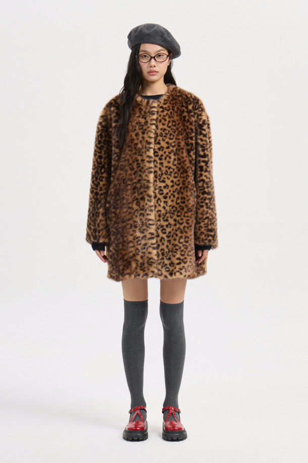 세련된 분위기를 연출하는 페이크 폭스 노 칼라 코트입니다. 오버핏 디자인에 무릎 기장으로, 겨울철 따뜻함과 스타일리시함을 동시에 잡았습니다. 멀티컬러와 레오파드 패턴으로 유니크함을 더하며, 부드러운 페이크 퍼 소재가 포근한 착용감을 선사합니다. 가볍고 풍성한 실루엣에 럭키 로고 패턴 안감으로 포인트를 주어 고급스러운 무드를 연출합니다. 모임룩, 연말 모임룩에 시크하고 클래식한 스타일을 더해보세요.
