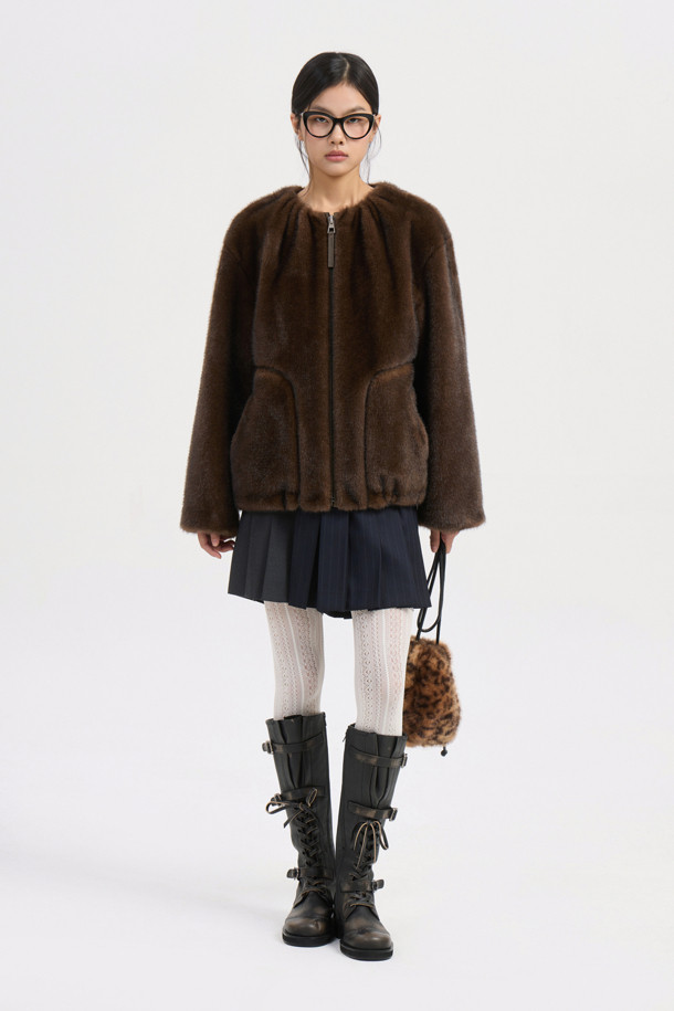 FAKE 밍크 퍼 라운드 넥 점퍼(브라운)는 여성 고객을 위한 아우터입니다. 가을, 겨울 시즌에 어울리는 두꺼운 두께감의 퍼 코트로, 부드러운 촉감이 특징입니다. 우아한 스타일을 연출하며, 무지 패턴에 레귤러핏으로 제작되었습니다. 안감에는 LUCKY 로고 패턴이, 포켓 라인에는 FAKE 레더 원단 처리가 되어 있습니다. 데이트룩, 모임룩, 연말 모임룩 등 다양한 TPO에 클래식, 미니멀, 로맨틱 스타일로 활용하기 좋습니다.
