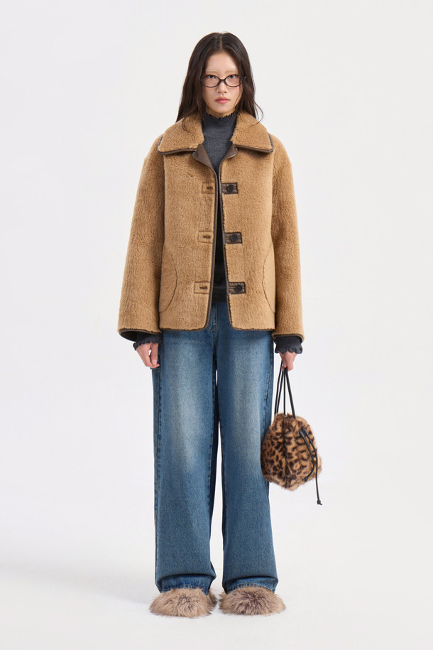 포근하고 부드러운 페이크 퍼 소재의 카멜 컬러 점퍼입니다. 캐주얼, 미니멀, 클래식 스타일을 아우르며, 가을, 겨울 시즌 데이트룩, 모임룩에 활용하기 좋습니다. 크롭 기장에 루즈핏 또는 오버핏으로 연출 가능하며, 2WAY 착용 가능한 리버시블 디자인과 아웃포켓, 페이크 레더 파이핑 디테일이 특징입니다. 긴 소매에 버튼 여밈 방식으로 편안하게 착용할 수 있습니다. 두께감 있는 소재로 따뜻함과 스타일을 동시에 잡아보세요.
