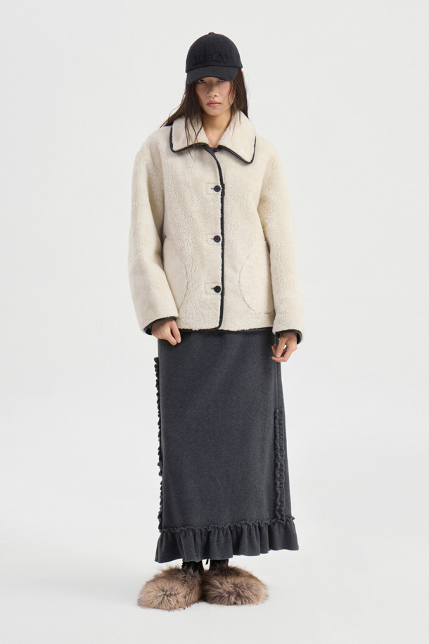 아이보리 컬러의 페이크 퍼 점퍼입니다. 부드러운 촉감의 페이크 퍼 소재로 제작되었으며, 가을과 겨울에 따뜻하게 착용할 수 있습니다. 캐주얼 스타일의 무지 디자인으로, 루즈핏과 오버핏 두 가지 핏으로 연출 가능합니다. 페이크 레더 파이핑 디테일과 아웃포켓, 2WAY 착용이 가능한 점이 특징입니다. 데이트룩, 모임룩, 캐주얼, 미니멀, 클래식 스타일을 즐겨 입는 여성분들께 추천합니다.
