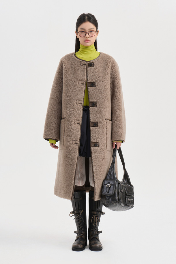 부드러운 촉감의 브라운 컬러 페이크 퍼 롱 코트입니다. 오버핏 디자인에 맥시 기장으로, 가을과 겨울에 따뜻하게 착용할 수 있습니다. 겉감은 울, 인조가죽, 퍼 소재로, 안감은 리버시블 디자인으로 제작되어 다양한 스타일을 연출할 수 있습니다. 싱글 버튼 여밈 방식과 아웃포켓 디테일이 돋보이며, 데이트룩, 캐주얼, 클래식, 미니멀 스타일 모두 소화 가능합니다. 시어링 코트 스타일로, 페이크 레더 마감 처리된 오버사이즈 코트입니다.
