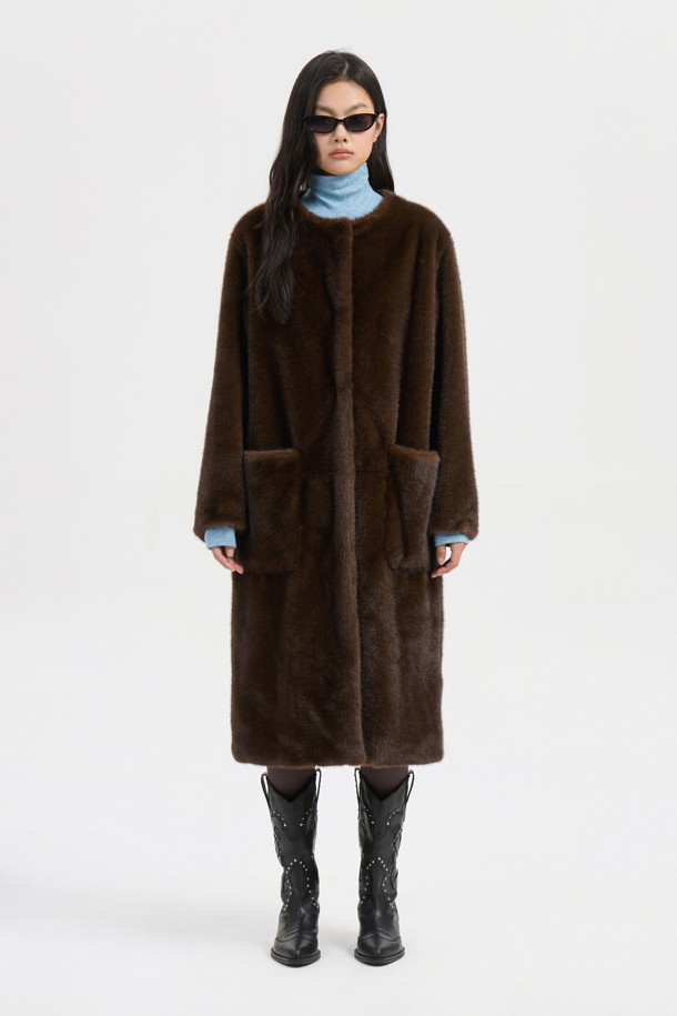 Fake 밍크 롱 코트(브라운)는 우아하고 클래식한 스타일을 연출하는 여성용 코트입니다. 부드러운 촉감의 폴리에스테르와 밍크 소재로 제작되어 가을, 겨울 시즌에 따뜻하게 착용할 수 있습니다. 롱 기장의 슬림핏 디자인으로, 라운드넥과 아웃포켓 디테일이 돋보입니다. 럭키(LUCKY) 로고 패턴 안감과 캐스카로 오픈 클로징 방식으로 고급스러움을 더했습니다. 모임룩, 연말 모임룩, 오피스룩 등 다양한 TPO에 미니멀하고 세련된 스타일을 완성해 보세요.
