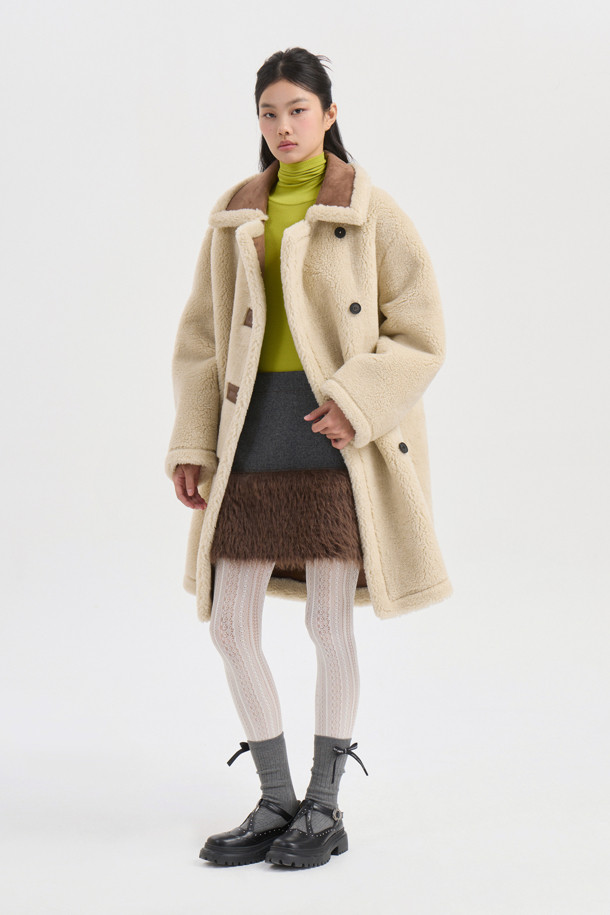 라이트 베이지 컬러의 페이크 퍼 테디베어 코트입니다. 부드러운 촉감의 페이크 퍼와 울 소재 혼방으로 제작되어 포근함을 선사하며, 가을과 겨울에 따뜻하게 착용하기 좋습니다. 롱 기장에 오버사이즈 실루엣, 코쿤 핏으로 편안하면서도 스타일리시한 연출이 가능합니다. 양면 착용이 가능한 리버시블 디자인으로, 하이넥 스타일과 소뿔 단추 여밈 디테일이 특징입니다. 출근룩, 모임룩, 데이트룩 등 다양한 TPO에 클래식, 캐주얼, 미니멀 스타일로 활용해 보세요.
