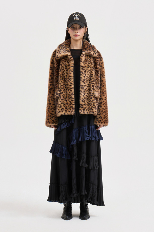 브라운 컬러의 레오파드 페이크 퍼 점퍼입니다. 가을, 겨울 시즌에 시크하고 캐주얼한 스타일을 연출하기 좋으며, 세미 크롭 기장과 루즈핏으로 편안하게 착용할 수 있습니다. 부드러운 촉감의 두꺼운 페이크 퍼 소재로 제작되었으며, 볼륨감 있는 디자인과 스냅 여밈 방식이 특징입니다. 안감은 로고 패턴으로 포인트를 주었으며, 데일리룩, 데이트룩, 쇼핑룩 등 다양한 TPO에 활용하기 좋습니다.
