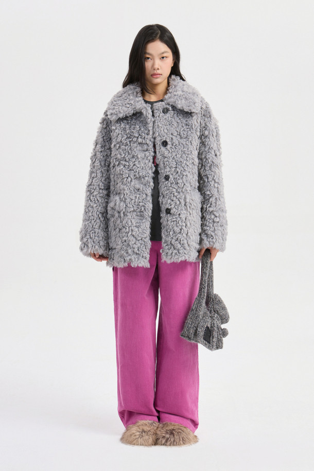 페이크 울 카라 퍼 점퍼 (라이트 그레이)는 부드러운 촉감의 페이크 퍼와 시어링 소재를 사용하여 포근함을 더한 여성용 점퍼입니다. 가을과 겨울에 어울리는 두꺼운 두께감으로 따뜻하게 착용할 수 있으며, 오버핏과 코쿤핏으로 편안한 착용감을 선사합니다. 빅 사이즈 카라와 아웃포켓, 소뿔 단추 디테일이 돋보이며, 턴업 소매로 다양한 스타일 연출이 가능합니다. 데이트룩, 모임룩 등 특별한 날은 물론 캐주얼, 클래식, 미니멀 스타일에도 잘 어울리는 다용도 아우터입니다. 라이트 그레이 컬러로 어떤 옷에도 쉽게 매치할 수 있어 활용도가 높습니다.
