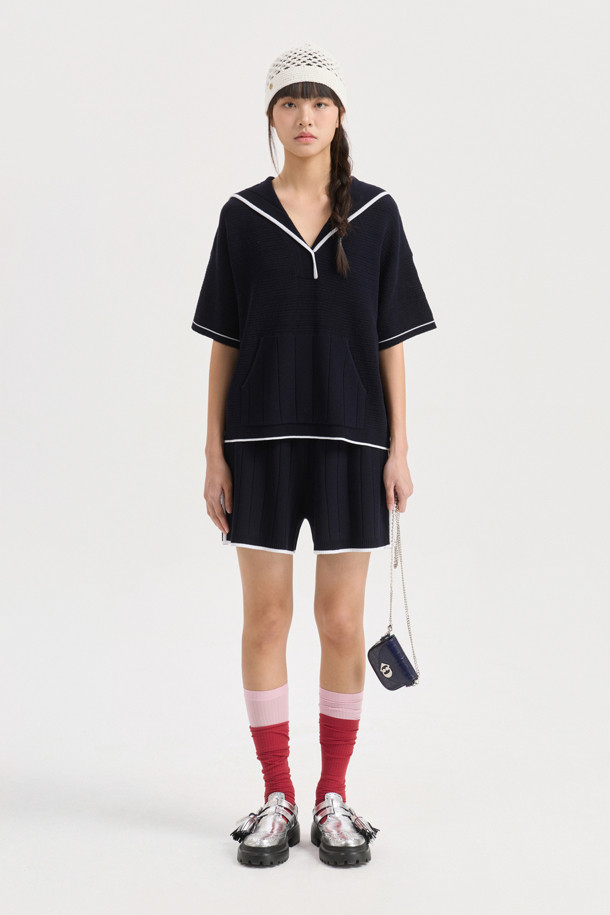 다크 네이비 컬러의 [Re-Order] Color Piping Knit Shorts는 여름철 시원하게 즐길 수 있는 여성용 니트 쇼츠입니다. 얇고 시원한 촉감의 니트 소재에 레귤러 핏으로 편안함을 더했으며, 컬러 파이핑 디테일과 세로 조직감, 볼륨감 있는 조직으로 포인트를 주어 캐주얼한 스타일을 연출합니다. 체형 커버에도 효과적인, 데일리하게 활용하기 좋은 무지 디자인의 숏 기장 바지입니다.
