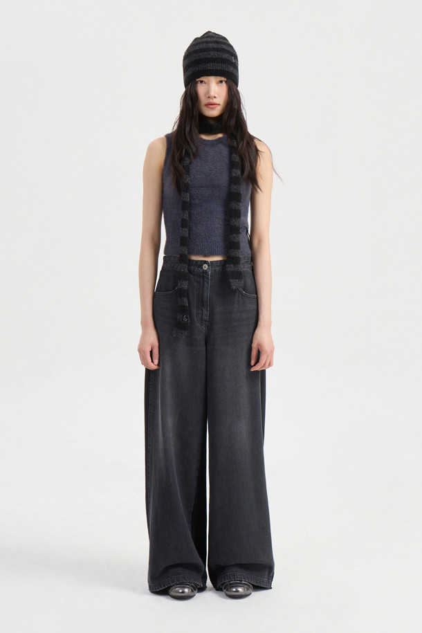 Jersey Mix Back Banding Denim Pants (블랙)는 캐주얼한 무드의 여성 데님 팬츠입니다. 블랙 컬러에 사계절 착용 가능하며, 데이트룩, 모임룩 등 다양한 TPO에 활용할 수 있습니다. 져지 소재와 데님의 혼방으로 편안한 착용감을 선사하며, 루즈핏 와이드 레그 디자인으로 스타일리시함을 더했습니다. 뒤 허리 밴딩 처리로 활동성을 높였으며, 로고 캔톤, 리벳 디테일, 뒷포켓 스티치 자수, 밑단 술풀림 디자인으로 포인트를 주었습니다. 미니멀, 클래식 스타일을 즐겨 입는 분들께 추천합니다.
