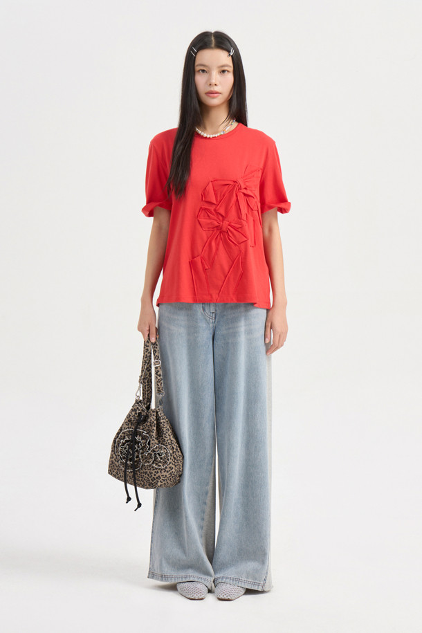 [Re-Order] 져지 믹스 백 밴딩 데님 팬츠 (blue)는 캐주얼과 스트리트 스타일을 모두 소화할 수 있는 여성 데님 팬츠입니다. 봄, 여름, 가을 계절에 적합하며, 와이드 핏과 맥시 기장으로 편안하면서도 스타일리시한 연출이 가능합니다. 데님과 져지 소재의 믹스 매치로 편안한 착용감을 선사하며, 럭키슈에뜨 로고 캔톤, 리벳 디테일, 뒷포켓 스티치 자수, 밑단 술풀림 디자인 등의 특징을 갖추고 있습니다. 뒷밴딩 처리로 활동성을 높였으며, 데일리룩에 포인트 아이템으로 활용하기 좋습니다.
