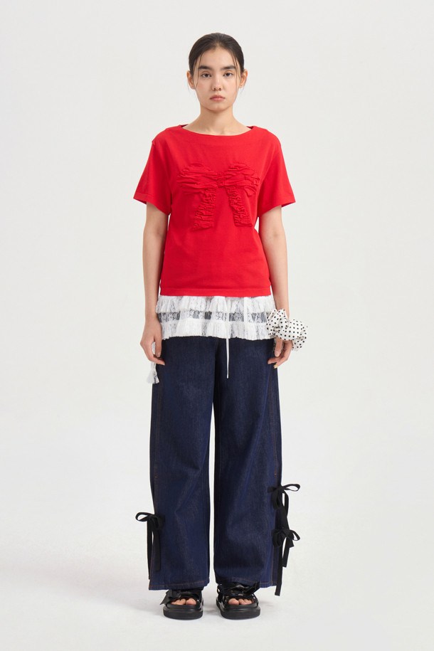 럭키슈에뜨 Side Ribbon Wide Denim Pants (dark blue)는 여성용 와이드핏 데님 팬츠입니다. 양 사이드 리본 디테일과 럭키슈에뜨 로고 캔톤, 리벳 장식, 뒤 포켓 개발 스티치 자수가 특징이며, 캐주얼 및 스트릿 스타일 연출에 용이합니다. 봄, 여름, 가을 시즌 일상복으로 활용하기 좋으며, 맥시 기장의 다크 블루 컬러 데님 소재로 제작되었습니다.
