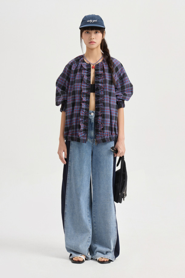 Jersey Back Banding 데님 와이드 팬츠 (블루)는 캐주얼한 스타일의 여성용 데님 와이드 팬츠입니다. 봄, 가을에 착용하기 좋으며, 뒷밴딩 처리로 편안한 착용감을 선사합니다. 앞 중심 지퍼, 로고 캔톤, 리벳 디테일, 사이드 배색 절개가 특징이며, 세미 와이드 핏의 맥시 기장으로 다리가 길어 보이는 효과를 줍니다.
