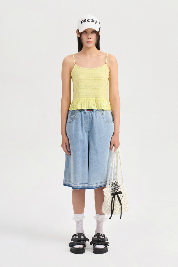 [Re-Order] Midi Banding Denim Pants (blue)는 캐주얼한 스타일의 여성 데님 숏팬츠입니다. 무릎 위 기장으로 시원하게 착용 가능하며, 밴딩 허리 디자인과 루즈핏으로 편안함을 더했습니다. 앞 중심 개발 라벨과 뒤 포켓 스티치 자수 디테일이 돋보이며, 크롭 티셔츠와 함께 코디하여 더욱 스타일리시하게 연출할 수 있습니다.
