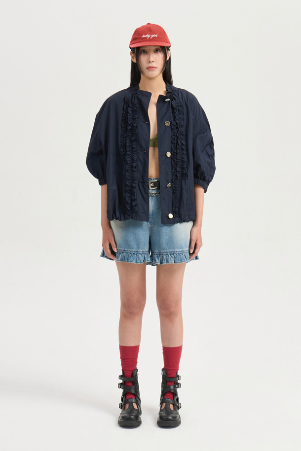 [Re-Order] Hem Frill Back Banding 데님 숏팬츠 (blue)는 여성스러운 스타일의 캐주얼 숏팬츠입니다. 뒷면 밴딩 처리로 편안한 착용감을 제공하며, 프릴 디테일이 돋보입니다. 데님 소재로 제작되었으며, 로고 캔톤, 리벳, 뒷 포켓 스티치 자수, 앞 중심 지퍼 등 섬세한 디테일을 더했습니다. 봄, 여름 시즌에 시원하게 즐겨 입을 수 있습니다.
