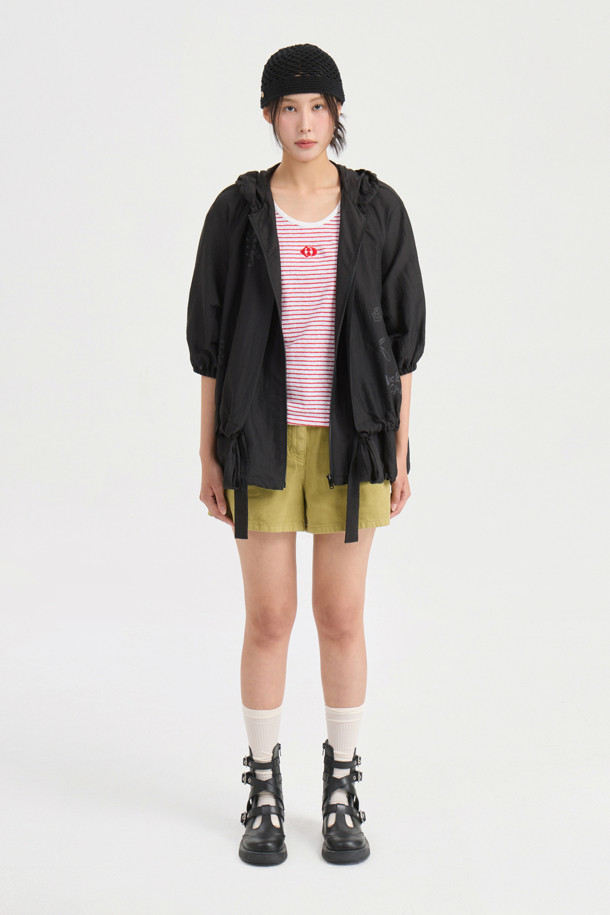 올리브 컬러의 Pleats Point Inside Banding 데님 숏팬츠입니다. 앞 중심 지퍼와 속 허리 밴딩으로 편안한 착용감을 선사하며, 럭키슈에뜨 로고 캔톤으로 포인트를 더했습니다. 포켓 주름 배색 디테일이 돋보이는 캐주얼 스타일로, 봄, 여름 데일리룩에 활용하기 좋습니다.
