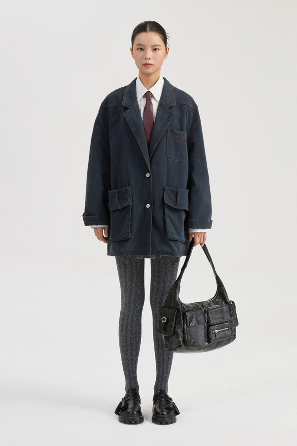 다크 그레이 컬러의 Pocket Point 워싱 데님 재킷입니다. 캐주얼 및 스트릿 스타일을 즐기는 분들께 적합하며, 봄, 가을 시즌에 활용하기 좋습니다. 오버핏으로 제작되어 편안한 착용감을 선사하며, 워싱 가공과 빅 아웃포켓, 턱 디테일이 특징입니다. 데이트룩이나 쇼핑룩에 코디하여 개성 있는 스타일을 연출해보세요. 긴 소매와 버튼 여밈 방식의 레귤러 기장 디자인입니다.
