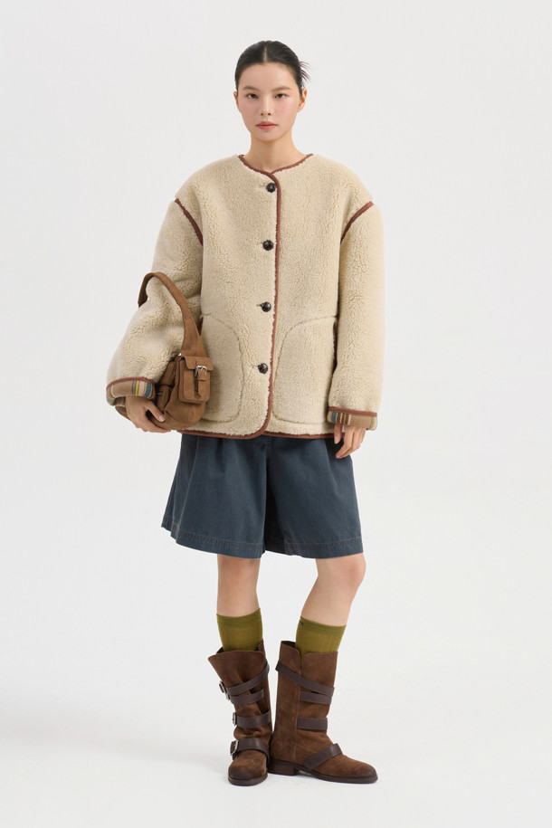 워싱 데님 백 밴딩 쇼츠 (dark grey)는 캐주얼 스타일의 여름 숏팬츠입니다. 은은한 워싱 디테일이 돋보이는 다크 그레이 컬러의 무지 데님 소재로 제작되었습니다. 허리 뒤쪽 밴딩 처리로 편안한 착용감을 제공하며, 앞 중심 지퍼와 앞 턱 디테일이 특징입니다. 동네 마실룩, 여행룩, 휴가룩 등 다양한 TPO에 활용 가능하며, 미니멀한 스타일을 연출하기 좋습니다. 로고 캔톤이 포인트로 더해져 완성도를 높였습니다.
