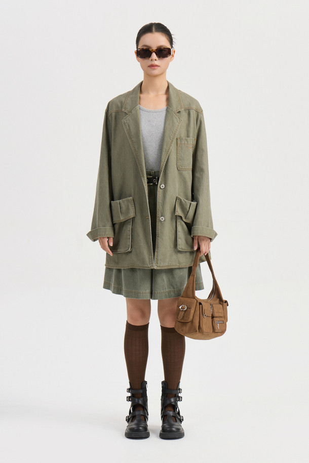 워싱 데님 백 밴딩 쇼츠 (khaki)는 캐주얼한 스타일을 연출하기 좋은 데님 숏팬츠입니다. 봄, 여름 시즌에 적합하며, 유니섹스 디자인으로 누구나 편안하게 착용할 수 있습니다. 톤 다운된 카키 컬러에 무지 패턴으로 어떤 상의와도 잘 어울립니다. 뒷밴딩 처리로 편안한 착용감을 제공하며, 앞 중심 지퍼와 로고 캔톤 장식, 앞 턱 디테일이 더해져 밋밋함을 덜었습니다. 동네 마실룩, 여행룩, 휴가룩 등 다양한 TPO에 활용하여 개성 있는 스타일을 완성해보세요.
