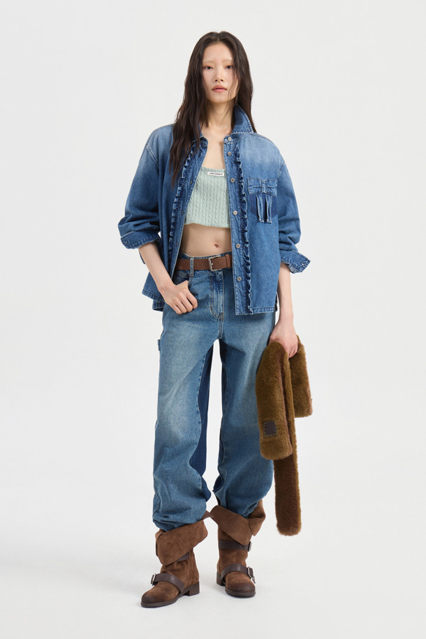 리본 포인트 데님 블라우스 (블루)는 캐주얼한 무드의 여성 의류입니다. 셔츠 칼라에 앞 중심 단추 여밈으로 간편하게 착용할 수 있으며, 가슴 포켓의 리본 디테일이 사랑스러운 포인트를 더합니다. 여유로운 루즈핏에 중간 두께감의 데님 소재로 봄, 가을에 활용하기 좋습니다. 데이트룩, 모임룩 등 다양한 TPO에 맞춰 캐주얼, 클래식, 미니멀 스타일을 연출해보세요. 앞 중심과 뒤 절개선에 프릴 디테일을 더해 은은한 여성스러움을 강조한 블라우스입니다.
