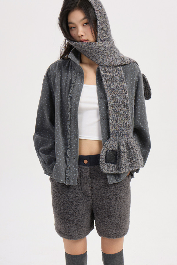 리본 포인트 데님 블라우스 (grey)는 캐주얼한 무드의 여성 블라우스입니다. 봄, 가을에 어울리는 긴소매 디자인으로, 데님 소재와 루즈핏이 편안한 착용감을 선사합니다. 무지 패턴에 리본, 프릴, 포켓, 버튼 디테일이 더해져 여성스러운 포인트를 더했습니다. 데이트룩, 봄 소풍룩에 어울리는 스타일로, 캐주얼, 미니멀, 클래식 스타일을 연출하기 좋습니다. 버튼으로 여밈이 가능합니다.
