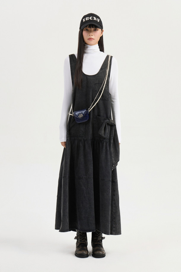 [Re-Order] 레이어드 데님 롱 드레스 (블랙)는 캐주얼, 클래식, 미니멀 스타일을 아우르는 여성 데님 원피스입니다. 봄, 가을에 어울리는 두꺼운 두께감의 블랙 컬러 무지 데님 소재로, 뻣뻣한 촉감이 특징입니다. A라인 핏의 맥시 기장으로, 스퀘어넥과 민소매 디자인이 시원한 느낌을 주며, 데이트룩과 쇼핑룩에 적합합니다. 뒷면 금속 지퍼, 로고 리벳 장식, 앞 포켓 리본 디테일, 허리 셔링 디테일이 더해져 밋밋함을 덜었습니다. 루즈핏으로 편안하면서도 세련된 스타일을 연출할 수 있습니다.
