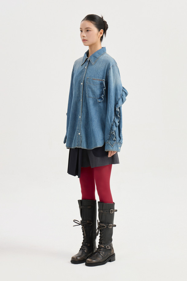 [Re-Order] 프릴 데님 셔츠 블라우스 (블루)는 캐주얼, 미니멀, 클래식 스타일을 모두 아우르는 여성 의류입니다. 봄, 가을에 착용하기 좋으며, 루즈핏의 크롭 기장 디자인으로 시원하고 편안한 착용감을 선사합니다. 차이나 칼라와 긴 소매, 프릴 디테일이 여성스러움을 더하고, 가슴 포켓과 레터링 자수, 앞 중심 단추가 포인트입니다. 데이트룩, 카페룩, 쇼핑룩 등 다양한 TPO에 활용하기 좋은 블루 컬러의 데님 블라우스입니다.
