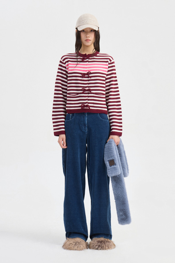 [Re-Order] 데님 포켓 코듀로이 워싱 팬츠 (블루)는 빈티지하고 캐주얼한 스타일의 코듀로이 팬츠입니다. 가을과 겨울에 어울리는 맥시 기장의 테이퍼드 핏으로, 데님 배색 뒷포켓과 자수 디테일이 돋보입니다. 워싱 가공된 블루 컬러의 무지 디자인이며, 지퍼 여밈과 로고 캔톤, 리벳 디테일로 포인트를 더했습니다. 데이트룩과 모임룩, 그리고 캐주얼, 클래식, 미니멀 스타일 모두 소화 가능한 활용도 높은 아이템입니다.
