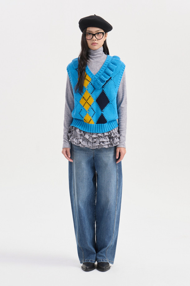 세련된 스타일을 연출하는 Back 리본 포켓 데님 팬츠(블루)입니다. 여성 의류로, 캐주얼, 미니멀, 클래식 스타일을 모두 아우르는 디자인입니다. 봄, 가을에 어울리는 긴 기장의 스트레이트 핏 데님 팬츠로, 옆라인 커브 실루엣과 뒷포켓 리본 디테일이 돋보입니다. 앞중심 지퍼 클로징과 로고 캔톤, 리벳 장식으로 포인트를 더했습니다. 레귤러핏으로 제작되어 편안한 착용감을 선사합니다.
