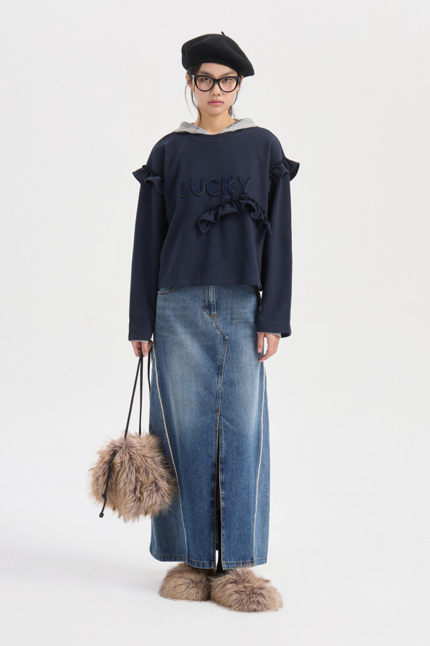 포켓 리본 포인트 데님 롱 스커트 (블루)는 캐주얼, 미니멀, 클래식 스타일을 즐겨 입는 여성분들을 위한 아이템입니다. 봄, 가을에 어울리는 두꺼운 데님 소재로 제작되어 뻣뻣한 촉감이 특징이며, 세미핏 A라인으로 편안하면서도 세련된 실루엣을 연출합니다. 허리 부분의 앞중심 지퍼 디테일, 로고 캔톤, 리벳, 레이스 테이프, 리본, 포켓, 자수 디테일이 돋보이며, 앞 절개 라인 워싱 포인트가 유니크함을 더합니다. 데이트룩, 봄 소풍룩에 매치하여 당신만의 개성을 표현해보세요.
