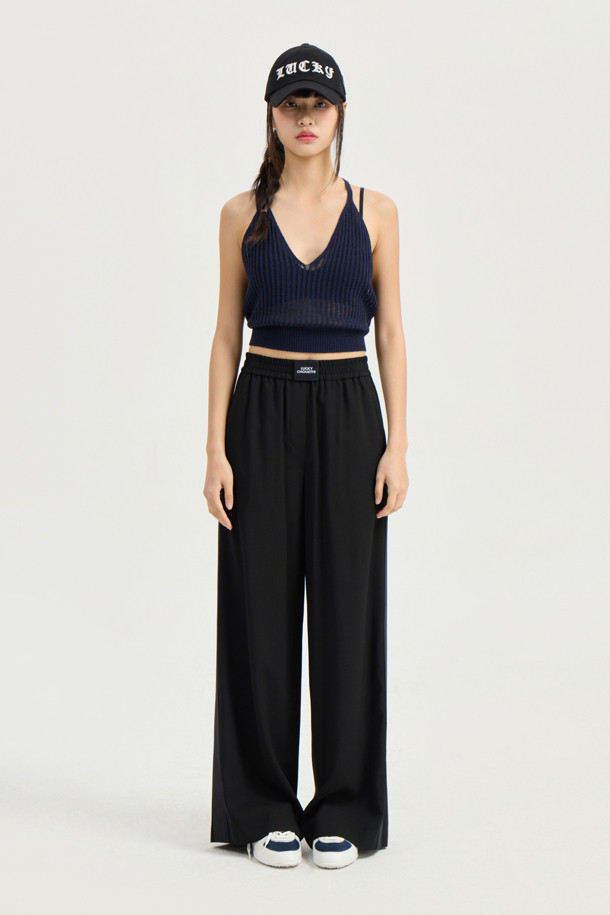 [Re-Order] Waist Point Side Colored Banding Pants (black)는 여성용으로, 캐주얼한 무드의 여름 긴 기장 와이드 밴딩 팬츠입니다. 얇고 루즈한 TR 소재로 제작되어 편안한 착용감을 선사하며, 블랙 컬러에 사이드 배색 디테일과 앞중심 라벨 디테일로 포인트를 더했습니다. 허리 밴딩으로 편안함을 더하고, 무지 디자인으로 어떤 상의와도 쉽게 매치하여 데일리룩을 완성할 수 있습니다.
