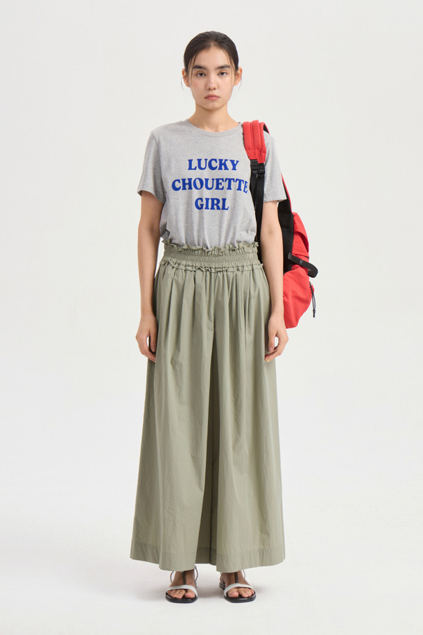 라이트 카키 컬러의 Tuck Point Wide Banding Pants는 여성용 와이드 팬츠입니다. 허리 턱과 셔링 디테일, 포켓 배색 스티치로 포인트를 더해 캐주얼하면서도 클래식한 무드를 선사하며, 봄, 여름 시즌 얇은 면 혼방 소재로 편안하게 착용 가능합니다. 루즈핏의 맥시 기장으로 웨어러블하게 연출할 수 있는 데일리 팬츠입니다.
