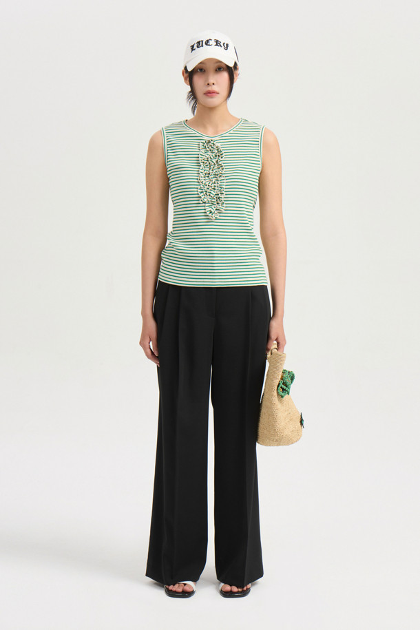 Tuck Point Back Banding Wide Pants (black)는 편안한 착용감을 선사하는 여성용 와이드 팬츠입니다. 앞 중심 지퍼와 턱 디테일로 세련된 포인트를 더했으며, 뒷 포켓 엠블럼 자수와 뒷밴딩 디자인으로 활동성을 높였습니다. 봄, 여름, 가을 3계절 활용 가능한 블랙 컬러의 맥시 기장, 베이직하고 캐주얼한 스타일의 웨어러블 아이템입니다.
