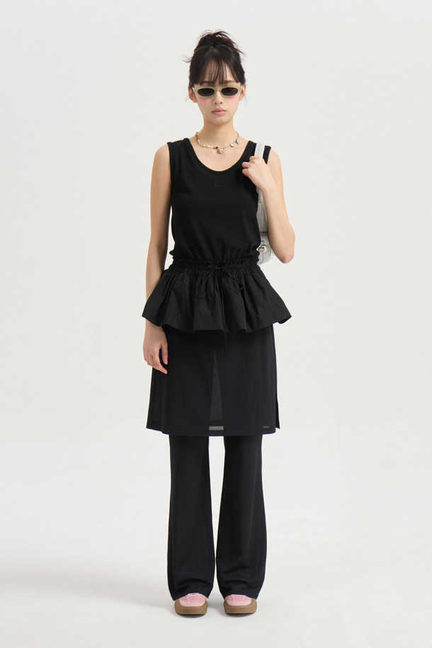 부드러운 저지 소재로 제작된 [Re-Order] Layered Skirt Jersey Banding Pants (black)는 캐주얼한 무드의 여성용 긴바지입니다. 맥시 기장의 부츠컷 디자인에 덧장 H라인 스커트가 레이어드 되어 세련된 스타일을 연출하며, 옆트임 디테일로 활동성을 더했습니다. 허리 밴딩 처리로 편안한 착용감을 제공하며, 사계절 내내 웨어러블하게 즐길 수 있는 아이템입니다.

