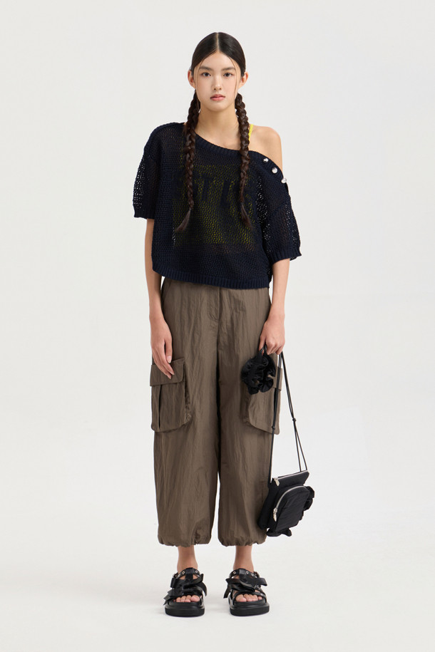 **Pocket Point Back Banding 조거 팬츠 (brown)**는 캐주얼한 스타일의 조거핏 바지로, 편안한 착용감을 선사합니다. 나일론 소재로 제작되어 바스락거리는 촉감이 특징이며, 뒤 허리 밴딩으로 활동성을 높였습니다. 밑단 스트링과 양옆 아웃포켓 디테일로 실용성을 더한 데일리 아이템입니다.
