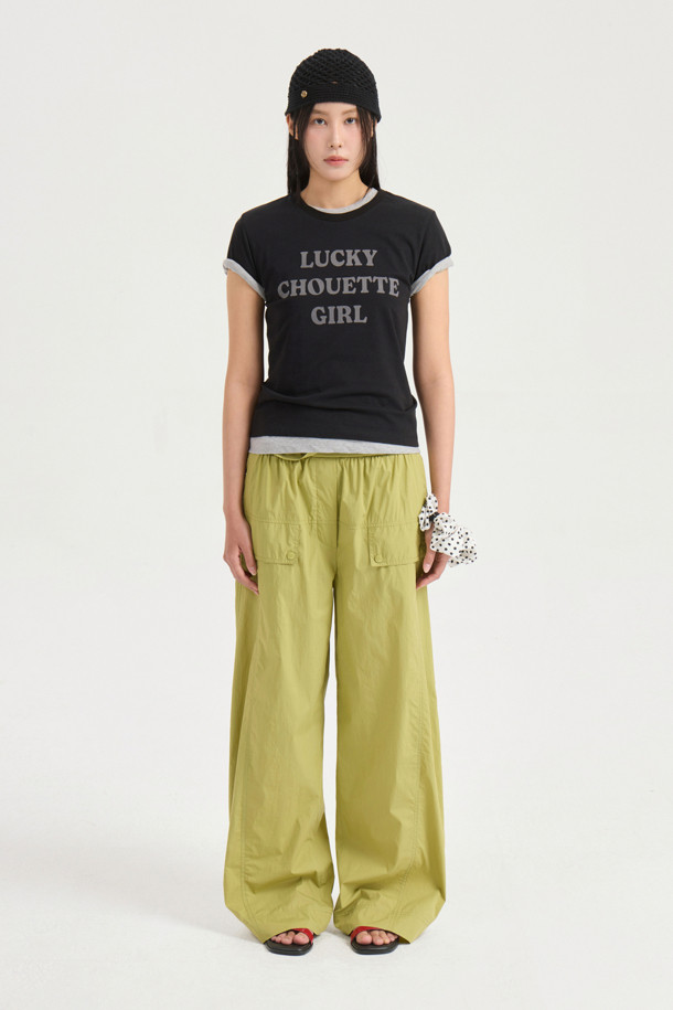 올리브 컬러의 Obi Point Back Banding Pants는 면 혼방 소재의 와이드 팬츠로, 봄, 여름에 시원하게 착용하기 좋습니다. 허리 덧장 디테일과 뒷밴딩으로 편안함을 더했으며, 루즈 핏과 맥시 기장으로 캐주얼한 스타일을 연출합니다. 데일리룩에 활용하기 좋은 무지 디자인의 와이드 팬츠입니다.
