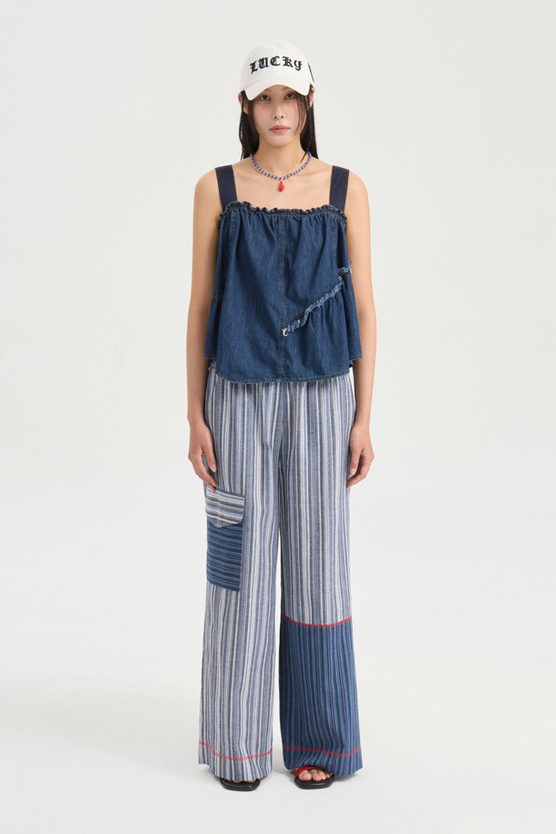 Stripe Mix Banding Pants (blue)는 시원한 여름을 위한 여성 와이드 팬츠입니다. 부드러운 면 소재에 서로 다른 스트라이프 패턴을 믹스하여 캐주얼한 스타일을 연출하며, 밴딩 허리 디자인으로 편안한 착용감을 선사합니다. 블루 컬러에 컬러 배색 스티치와 포켓 디테일이 더해져 디자인의 완성도를 높인 루즈핏 긴바지입니다.
