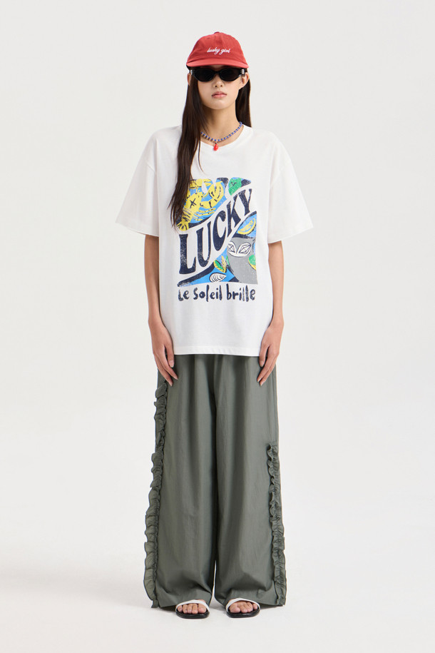 Frill Point Banding Pants (khaki)는 캐주얼한 스타일의 와이드 핏 팬츠입니다. 나일론 소재로 제작되었으며, 양옆 언밸런스 셔링 디테일과 워싱 가공으로 독특한 디자인을 더했습니다. 맥시 기장의 와이드 팬츠로, 허리 밴딩 처리되어 편안하게 착용할 수 있습니다.
