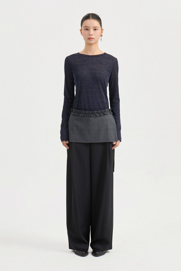 체크 레이어드 탈부착 팬츠 (다크 그레이)는 유니크하고 스마트 캐주얼 스타일을 선호하는 분들을 위한 바지입니다. 일자핏 맥시 기장으로, 탈부착 가능한 덧장 미니스커트와 러플 디테일이 특징입니다. 앞 중심 지퍼와 스냅 여밈으로 편안한 착용감을 제공하며, 폴리 및 울 혼방 소재로 제작되었습니다. 다크 그레이 컬러의 체크 패턴이 돋보이며, 동일 소재 자켓과 함께 코디하여 클래식, 미니멀, 시크한 스타일을 연출할 수 있습니다. 데이트룩, 모임룩, 카페룩 등 다양한 TPO에 활용하기 좋습니다.
