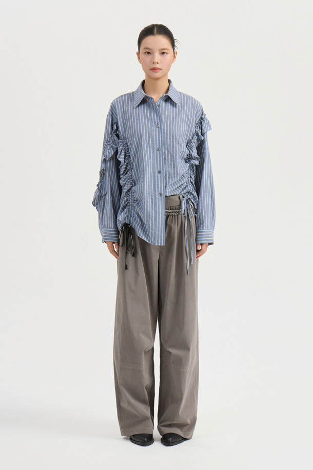 셔링 포인트 백 밴딩 코튼 팬츠 (카키)는 부드러운 면 소재로 제작되어 편안한 착용감을 선사합니다. 뒷밴딩 처리로 허리 부분의 편안함을 더했으며, 셔링 디테일로 포인트를 주어 캐주얼한 무드를 연출합니다. 와이드핏과 맥시 기장으로 다리가 길어 보이는 효과를 주며, 앞 중심 지퍼로 깔끔한 마무리를 더했습니다. 봄, 여름, 가을 계절에 동네 마실룩이나 산책룩 등 편안한 일상 스타일을 완성하기 좋습니다.
