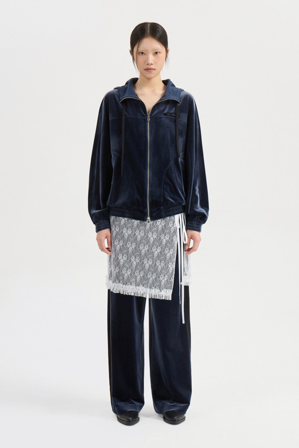 [Re-Order] 사이드 컬러웨이 벨벳 밴딩 팬츠 (블루)는 부드러운 벨벳 소재로 제작되어 포근한 착용감을 선사하는 유니섹스 와이드 핏 팬츠입니다. 가을, 겨울 시즌에 어울리는 두꺼운 두께감과 맥시 기장으로, 캐주얼 및 스트릿 스타일을 연출하기 좋습니다. 허리 밴딩으로 편안함을 더했으며, 사이드 배색 디테일과 컬러 스티치, 뒷 포켓으로 포인트를 더했습니다. 데일리룩, 집콕룩, 동네 마실룩 등 다양한 TPO에 활용할 수 있는 웨어러블한 디자인이 특징입니다. 루즈핏으로 편안하게 즐길 수 있는 아이템입니다.
