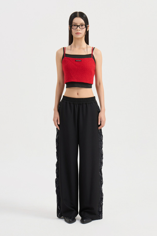 [Re-Order] 사이드 셔링 밴딩 팬츠 (블랙)는 캐주얼, 미니멀, 시크 스타일을 즐기는 분들을 위한 웨어러블 아이템입니다. 간절기에 적합하며, 부드러운 촉감의 폴리에스테르와 레이온 혼방 소재로 제작되었습니다. 허리 밴딩 처리로 편안한 착용감을 선사하며, 일자핏으로 다리 라인을 깔끔하게 잡아줍니다. 양옆 배색 셔링 디테일과 개발 로고 테이프가 디자인 포인트이며, 동네 마실룩이나 여행룩에 활용하기 좋습니다. 무지 디자인의 맥시 기장 블랙 컬러 밴딩 팬츠입니다.
