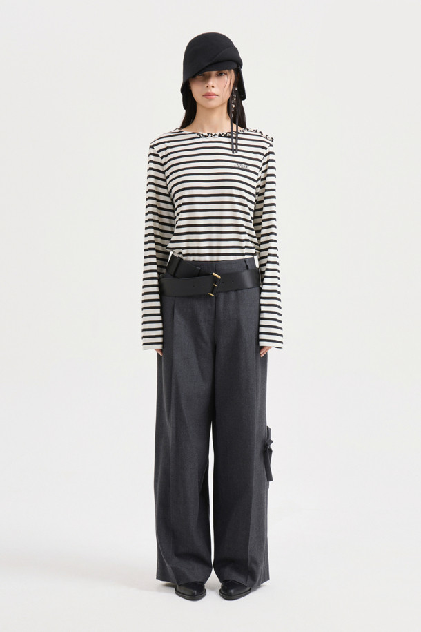 멜란지 그레이 컬러의 리본 포인트 울 와이드 팬츠는 가을, 겨울 시즌에 어울리는 여성 의류입니다. 넉넉한 와이드 핏과 두꺼운 두께감으로 포근하고 클래식한 스타일을 연출합니다. 허리 안쪽 배색과 턱 디테일이 특징이며, 리본 디테일로 여성스러움을 더했습니다. 지퍼 클로징으로 깔끔하게 마무리하며, 오피스룩, 모임룩, 겨울 데일리룩 등 다양한 TPO에 활용할 수 있습니다. 미니멀, 클래식 스타일을 즐기는 분들께 웨어러블한 아이템입니다.
