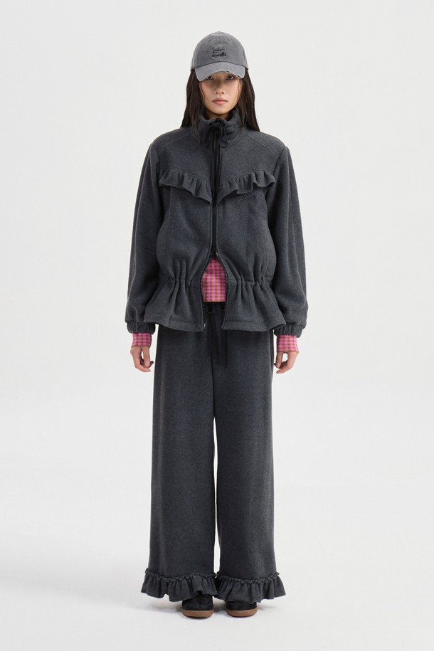 [Re-Order] 프릴 포인트 밴딩 팬츠 (grey)는 부드러운 플리스 소재의 와이드 핏 바지입니다. 톤 다운된 grey 컬러로 어떤 상의에도 쉽게 매치하여 캐주얼, 미니멀, 클래식 스타일을 연출할 수 있습니다. 허리 밴딩 처리로 편안한 착용감을 선사하며, 밑단 프릴 디테일이 여성스러운 포인트를 더합니다. 뒷 포켓 레터링 자수로 밋밋함을 덜었으며, 넉넉한 루즈핏과 긴 기장으로 가을, 겨울철 따뜻하게 즐겨 입기 좋습니다. 동일 소재 점퍼와 세트로 더욱 스타일리시하게 연출해 보세요. 집콕룩, 산책룩, 여행룩 등 다양한 TPO에 활용 가능합니다.
