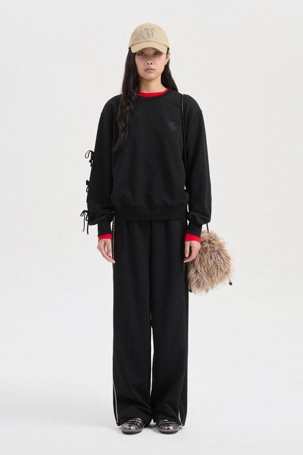 허리 테이프 져지 밴딩 팬츠 (블랙)는 캐주얼, 스트릿 스타일을 연출하기 좋은 밴딩 바지입니다. 일상, 집콕, 산책, 여행 등 다양한 상황에서 편안하게 착용할 수 있습니다. 양 사이드 절개 배색과 허리 레터링 자수, 장식 테이프 디테일이 돋보이며, 루즈핏으로 활동성을 높였습니다. 져지 소재로 제작되어 편안한 착용감을 제공하며, 웨어러블 아이템으로 활용도가 높습니다.
