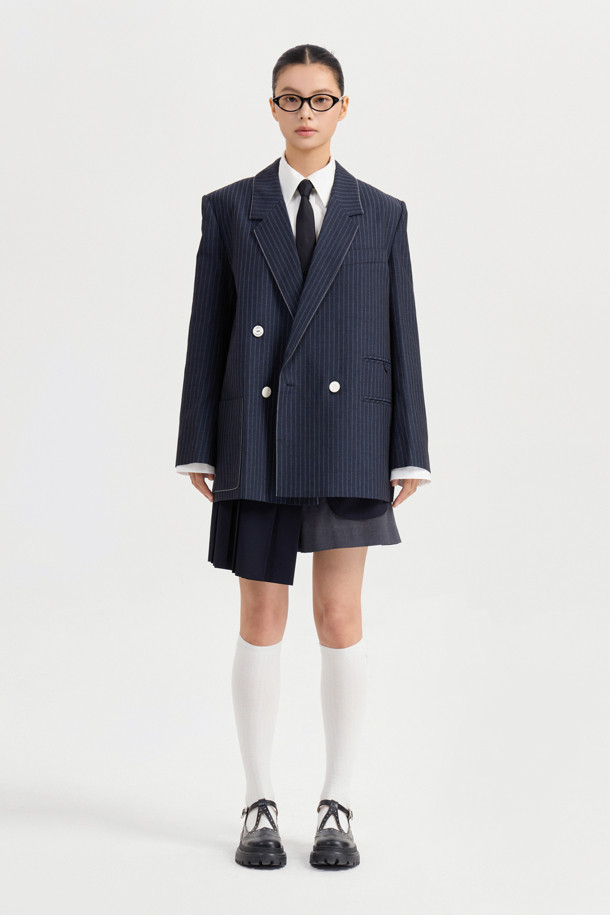 마테리얼 믹스 플리츠 쇼츠 (다크 네이비)는 유니크하면서도 클래식한 무드를 자아내는 여성 숏팬츠입니다. 부드러운 폴리에스터와 레이온 소재를 믹스하여 편안한 착용감을 선사하며, 무릎 위 기장의 A라인 핏으로 다리가 길어 보이는 효과를 줍니다. 스커트처럼 보이는 플리츠 디테일과 입체 포켓 디자인이 특징이며, 데이트룩, 카페룩, 모임룩 등 다양한 TPO에 맞춰 클래식, 미니멀, 걸리시 스타일을 연출할 수 있습니다. 간절기에 활용하기 좋은 아이템입니다.
