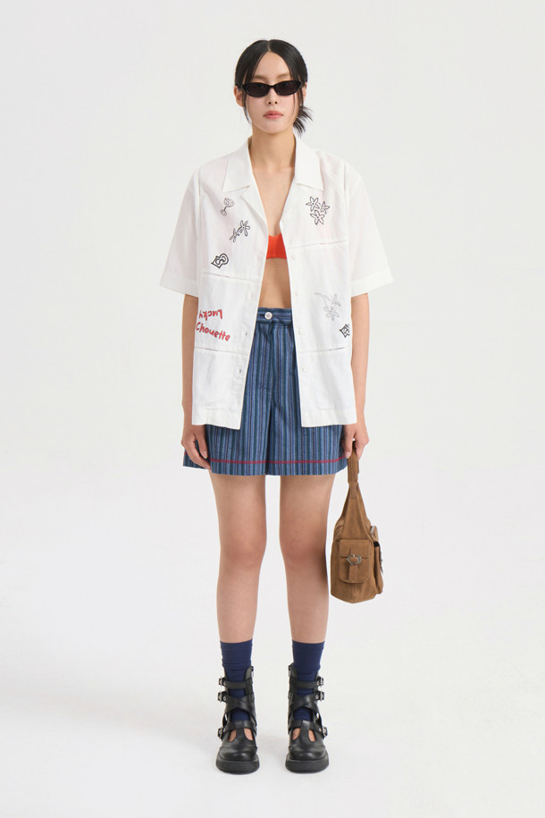 다크 네이비 컬러의 Stripe Inside Banding Shorts는 여름철 시원하게 입기 좋은 여성 숏팬츠입니다. 부드러운 면 소재에 허리 속 밴딩 처리로 편안한 착용감을 제공하며, 컬러 배색 스티치와 스트라이프 패턴이 캐주얼한 스타일을 연출합니다. 레귤러핏으로 제작되어 어떤 상의에도 잘 어울리는 데일리 아이템입니다.
