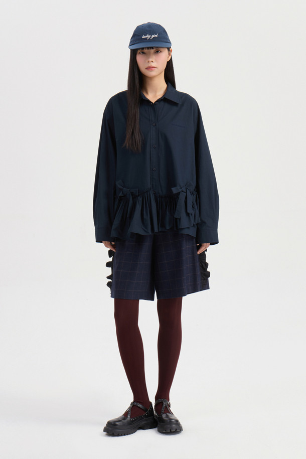 프릴 포인트 체크 미디 쇼츠 (네이비)는 여성스러운 무드를 연출하는 미디 기장의 숏팬츠입니다. 데님 소재에 체크 패턴이 더해져 캐주얼하면서도 여성스러운 스타일을 완성합니다. 허리 밴딩으로 편안한 착용감을 제공하며, 여유 있는 루즈핏으로 활동성을 높였습니다. 사이드 프릴 디테일과 뒷 포켓 레터링 자수가 포인트이며, "동네 마실룩", "데이트룩", "쇼핑룩"에 잘 어울립니다. 네이비 컬러로 다양한 상의와 매치하기 용이하며, 이염에 주의하여 착용하십시오.
